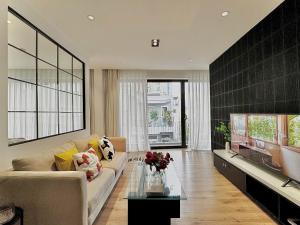 Jazz Living - Tropical Apartment 5 minutes walk from landmark 81