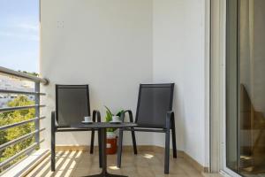 Spacious & Central Apartment with rare Parking