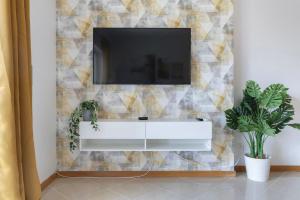 Spacious & Central Apartment with rare Parking
