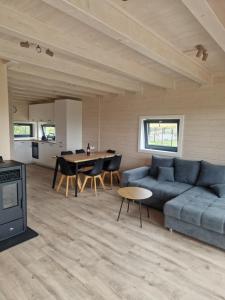 Stodoła nad jeziorem z balią i sauną