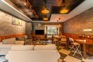 Alaya Stays Kayyath Valley 4-BHK Villa With Scenic Mountain View , Private Outdoor Pool, Gym And In-House Tea Garden