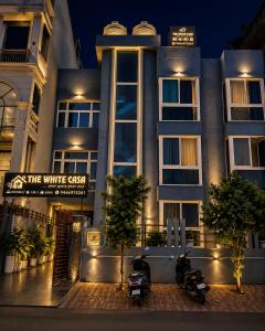 The White Casa Premium Stay Near Medanta Medicity, Gurugram