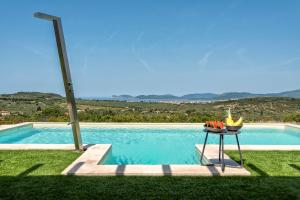 Camera in Villa con piscina e vista mare