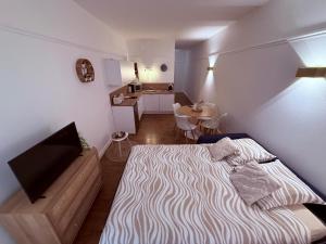 Studio vue mer avec terrasse et piscine