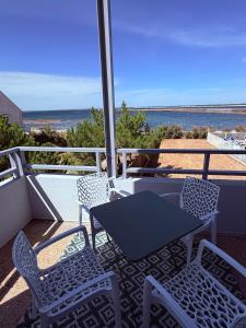 Studio vue mer avec terrasse et piscine