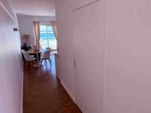 Studio vue mer avec terrasse et piscine