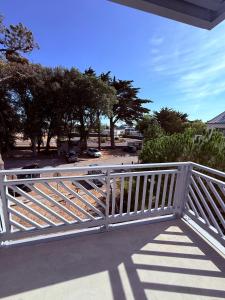 Studio vue mer avec terrasse et piscine