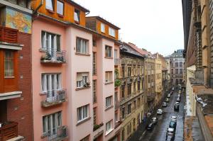Bright and Cozy - City Center Apt