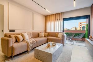 Luxury 2BR w Rooftop Pool City Center