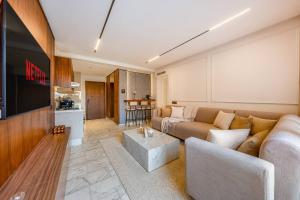 Luxury 2BR w Rooftop Pool City Center