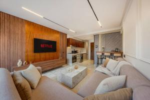 Luxury 2BR w Rooftop Pool City Center