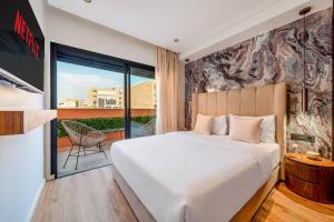 Luxury 2BR w Rooftop Pool City Center