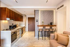 Luxury 2BR w Rooftop Pool City Center