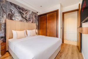 Luxury 2BR w Rooftop Pool City Center