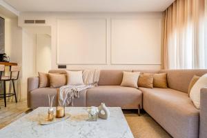 Luxury 2BR w Rooftop Pool City Center