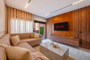 Luxury 2BR w Rooftop Pool City Center