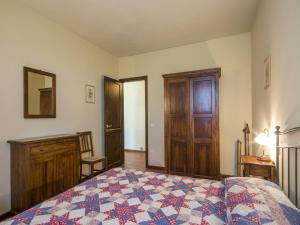 Flat with shared pool and air conditioning