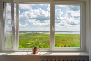 Lake View stay, stunning sunrises & free parking