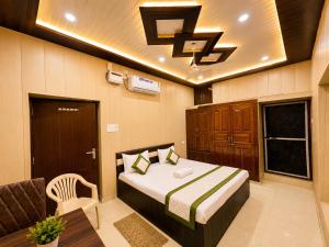 HOTEL VARANASI DV - Near Shree Kashi Vishwanath Temple
