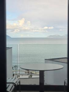 Azure & Pearl, Sea View Beach & City Apt for 4