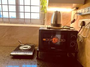 Modern 2BHK Hosa-Sarjapur Rd WiFi AC Kitchen