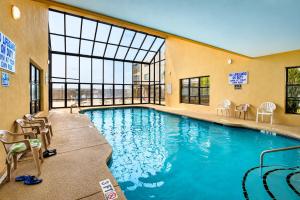 Oceanfront Bliss, Top Floor, 2BR, Indoor Pool & Hot Tub, Free Parking, Elevators