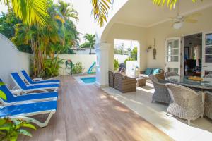 Poolside Home Short Walk to Beach - Turtle View 10