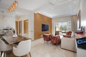 Appartement moderne 2 chambres à louer dans une résidence balnéaire CASABAY à Sidi Rahal - 4 piscines, vue piscine et accès direct à la plage