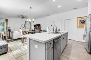 Cozy & Bright 2BR Patio Home - with Golf cart