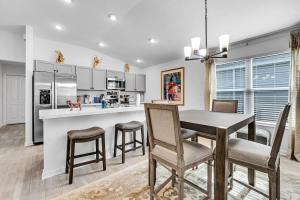 Cozy & Bright 2BR Patio Home - with Golf cart