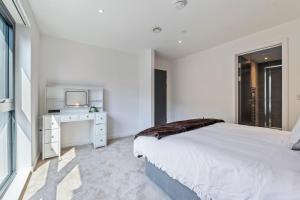 Central Slough APT Balcony Sleeps 6 Pool