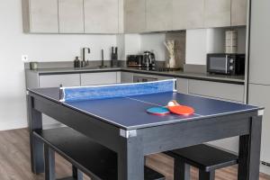 Central Slough APT Balcony Sleeps 6 Pool
