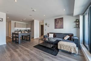 Central Slough APT Balcony Sleeps 6 Pool