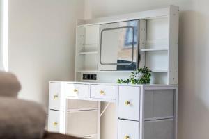 Central Slough APT Balcony Sleeps 6 Pool