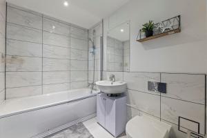 Central Slough APT Balcony Sleeps 6 Pool