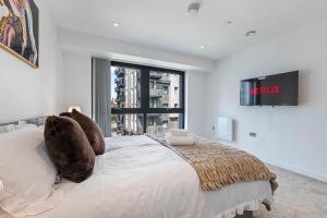 Central Slough APT Balcony Sleeps 6 Pool
