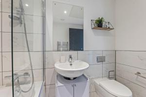 Central Slough APT Balcony Sleeps 6 Pool