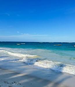 Pwani 2BR near Beach & City, AC, Pool & Fast WiFi