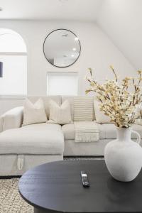 Elegant Parkdale 2BR 2 King Beds Sleeps 6