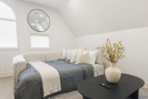 Elegant Parkdale 2BR 2 King Beds Sleeps 6