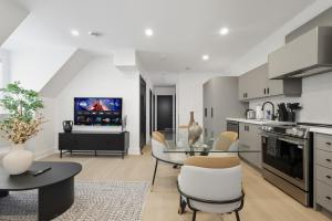 Elegant Parkdale 2BR 2 King Beds Sleeps 6