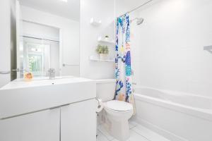 Modern High-Rise Gem by Rogers Centre Sleeps 4