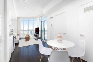 Modern High-Rise Gem by Rogers Centre Sleeps 4