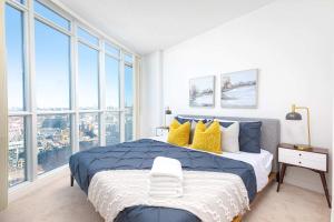 Modern High-Rise Gem by Rogers Centre Sleeps 4