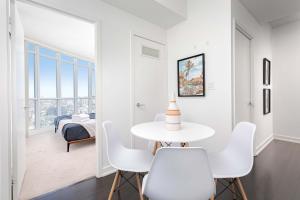 Modern High-Rise Gem by Rogers Centre Sleeps 4