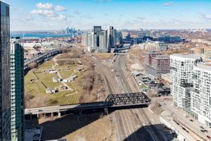 Modern High-Rise Gem by Rogers Centre Sleeps 4