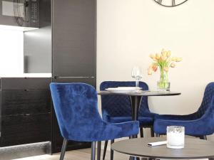 LuxCityhome 300m metro with glass balcony