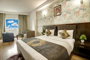 Castle Blue Hotel Near Delhi Airport