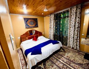 New Biloo palace group of houseboats