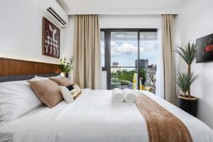 Chellewood Terrace 2BR Suite, Balcony & Pool View